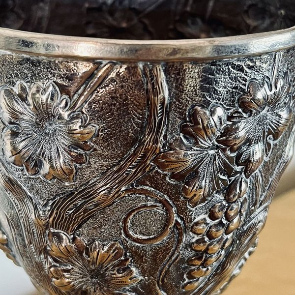 Cálizes antiguos de plata con diseño en relieve - imagen 4