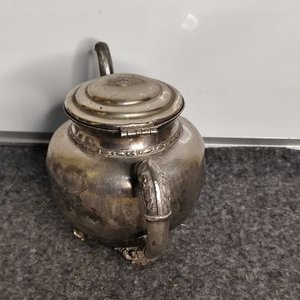 Jarra Antigua de Bronce y Metal con Base Decorativa - imagen 4