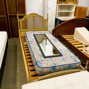 Lote siguiente: Cama Antigua Estilo Francés con Colchón