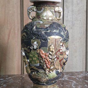 Florero Satsuma Antiguo con Relieve de Elefantes y Figuras Orientales - imagen 1