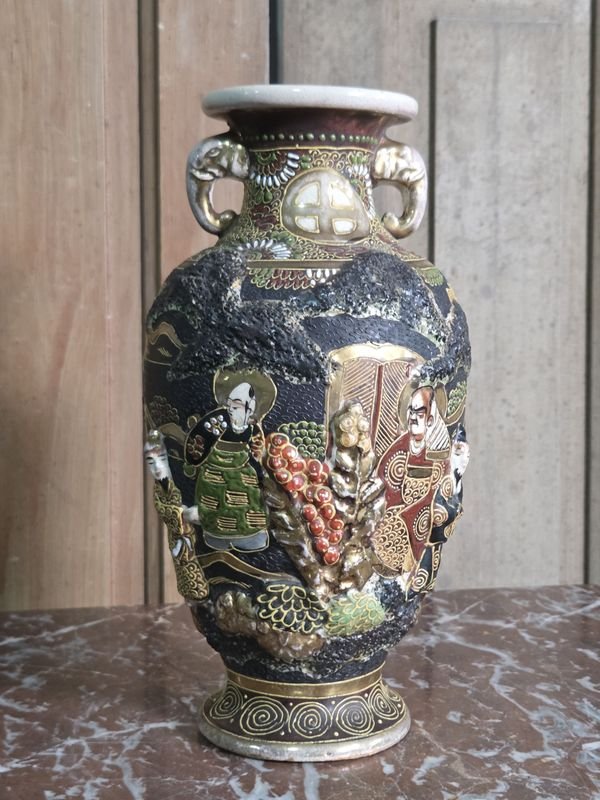 Florero Satsuma Antiguo con Relieve de Elefantes y Figuras Orientales
