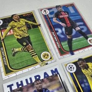 Lote de 4 Tarjetas de Fútbol Topps y Merlin: Jadon Sancho, Piero Hincapié, Marcus Thuram, Jamie Bynoe-Gittens - imagen 2