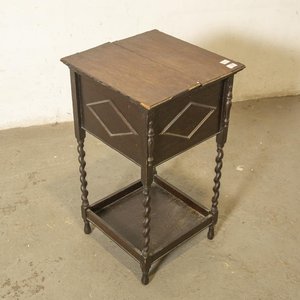 Costurero Antiguo Inglés de Roble con Dos Puertas Superiores y Estante - imagen 3