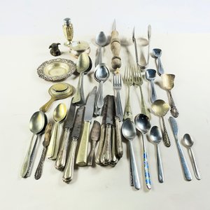 Lote siguiente: Lote de Cubiertos Metálicos: Tenedores, Cuchillos y Cucharas Soperas
