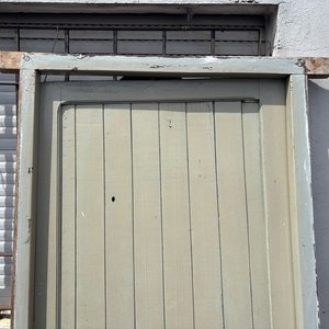 Puerta de Madera Entablerada con Cerradura Antigua - imagen 3