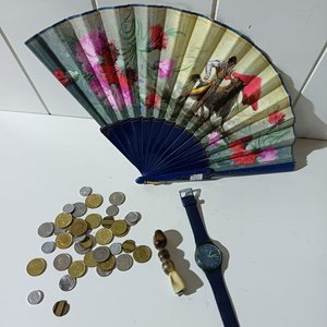 Lote de Reloj Swatch, Abanico Decorado y Monedas Varias - imagen 1