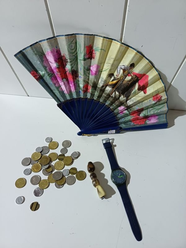 Lote de Reloj Swatch, Abanico Decorado y Monedas Varias