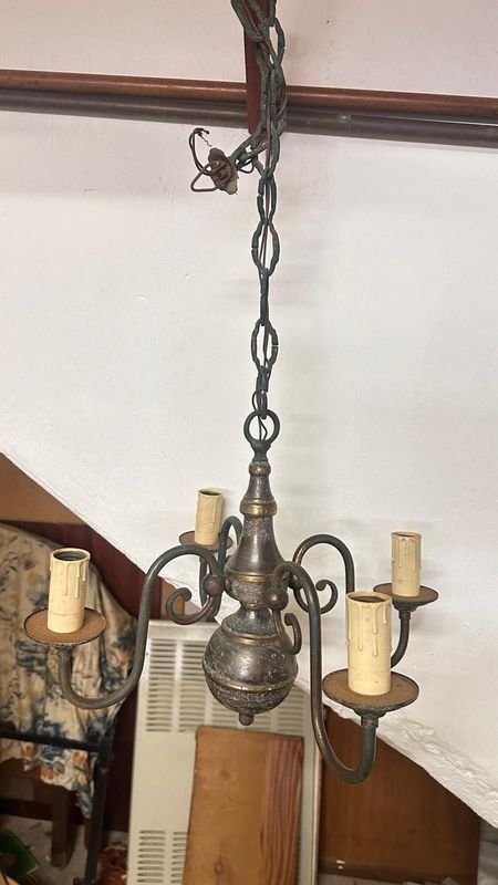 Araña mediana estilo Holandés: Un objeto decorativo de metal - imagen 1