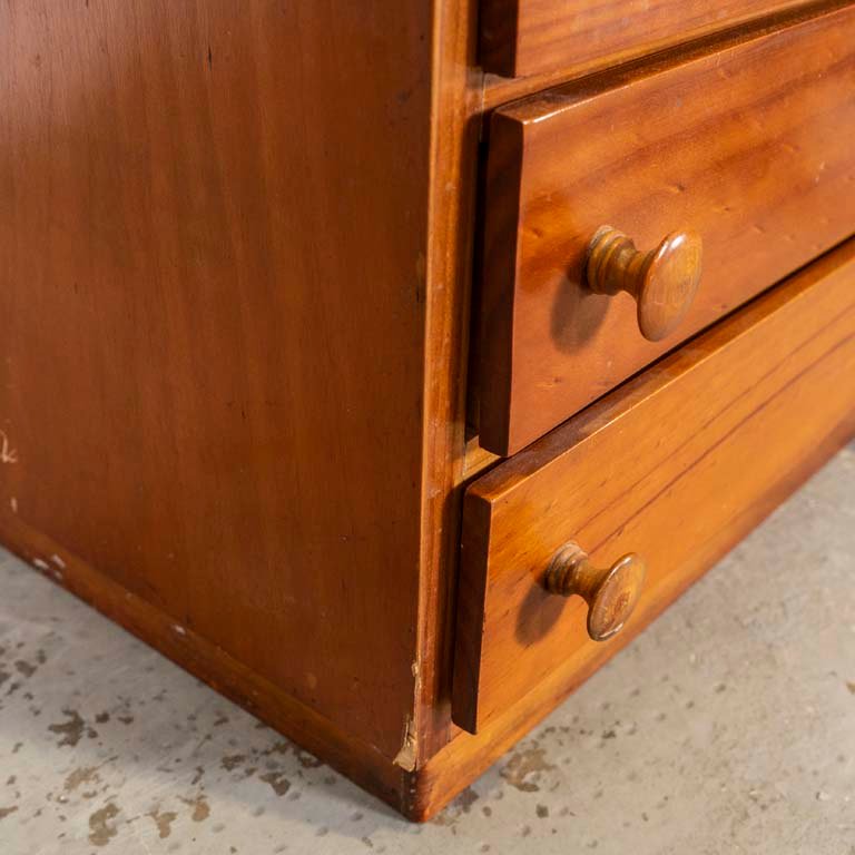 Mueble de seis cajones de madera con detalles y averías - imagen 3