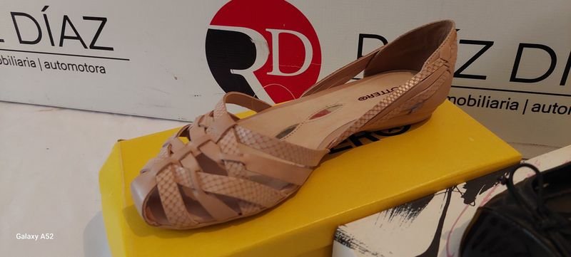 Zapatillas de cuero en caja - imagen 2