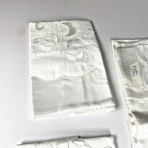 Juego de Sábanas Blancas con Bordado Floral y Fundas - imagen 4