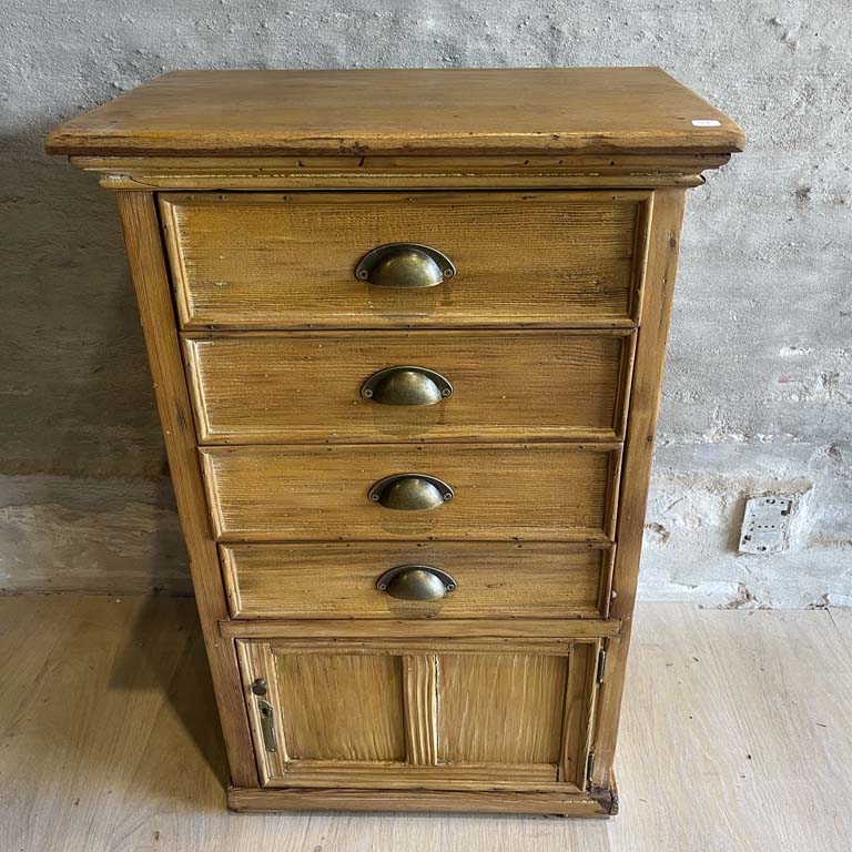 Lote siguiente: Mueble cajonero de madera con 4 cajones y puerta - Estado: Bueno