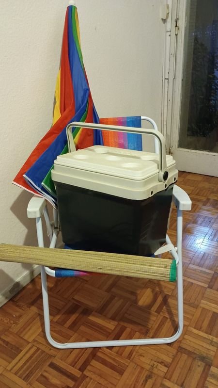 Silla, sombrilla y nevera portátil