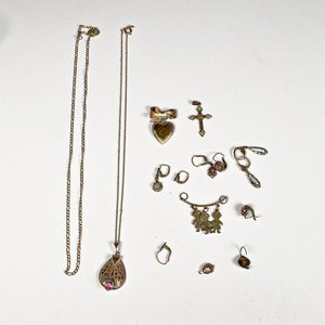 Lote siguiente: Lote de 11 Piezas de Bisutería Enchapada: Cadenas, Colgantes y Aretes