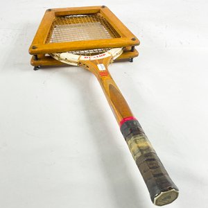 Lote siguiente: Raqueta de Tenis Dunlop Antigua con Prensa de Madera