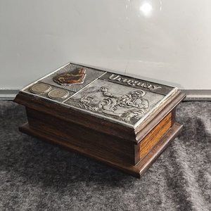 Lote anterior: Caja de Madera con Tapa Metálica Decorada "Uruguay" y Monedas
