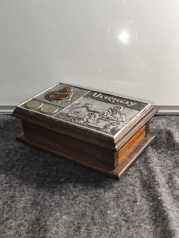 Caja de Madera con Tapa Metálica Decorada "Uruguay" y Monedas