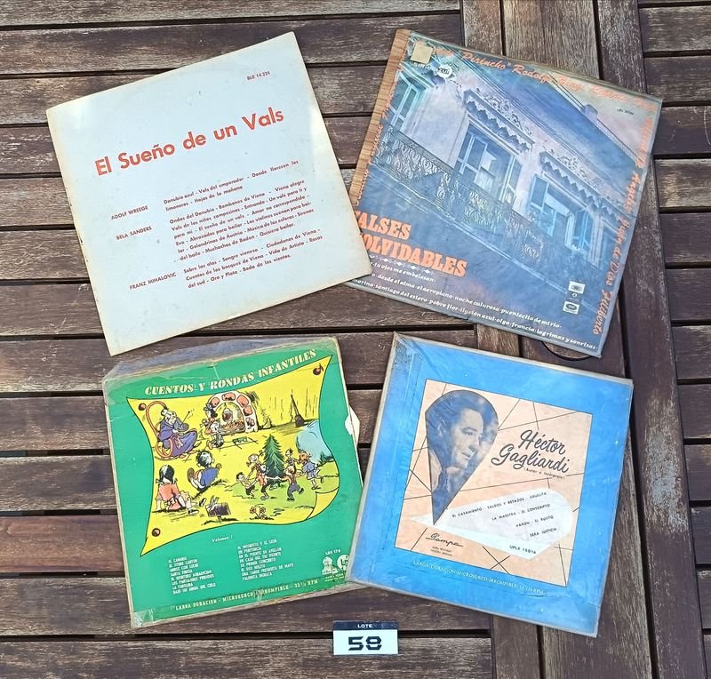Cuatro discos de vinilo de larga duración: ¨El Sueño de un Vals¨ - ¨Valse Inolvidables¨ - ¨Cuentos y Rondas Infantiles Vol. I¨ - ¨Héctor Gagliardi¨