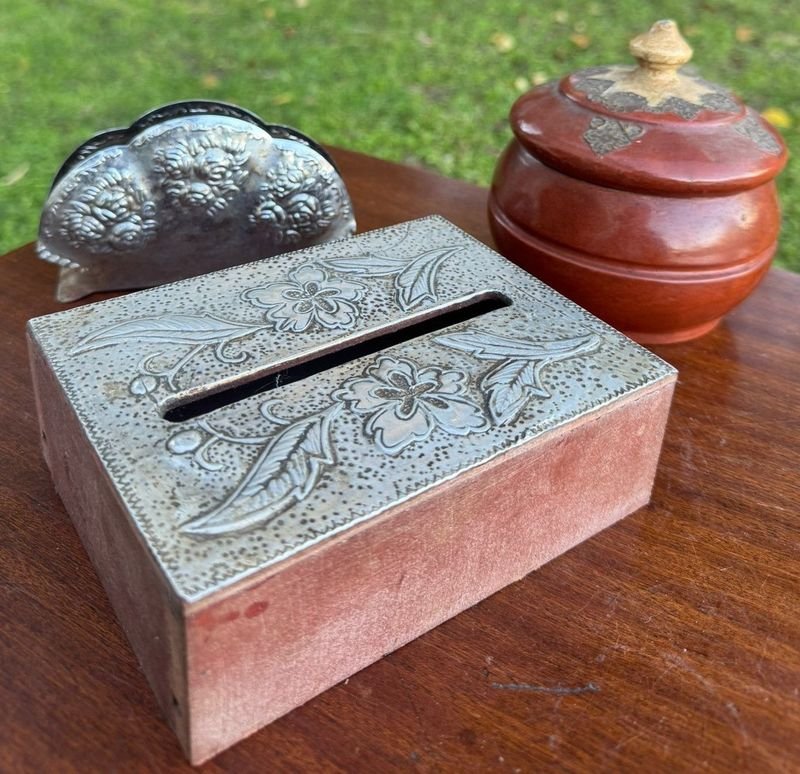 1 cervilletero en madera y metal, 1 porta servilletas en metal y 1 caja de madera