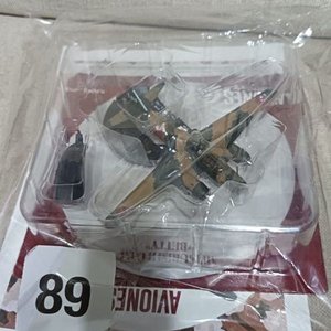 Lote anterior: Avión en Miniatura de Colección con Soporte