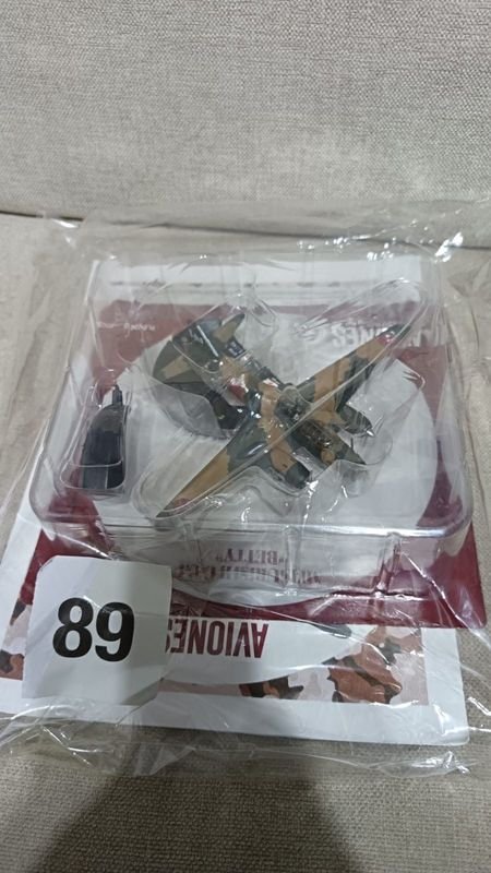 Avión en Miniatura de Colección con Soporte