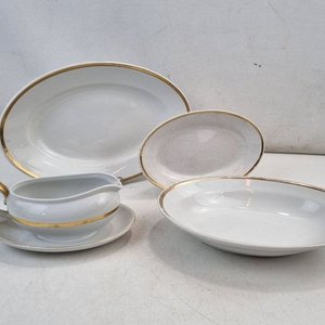 Lote anterior: Juego de Vajilla Blanca con Filete Dorado: Salsera, Plato, Fuente Oval y Hondo