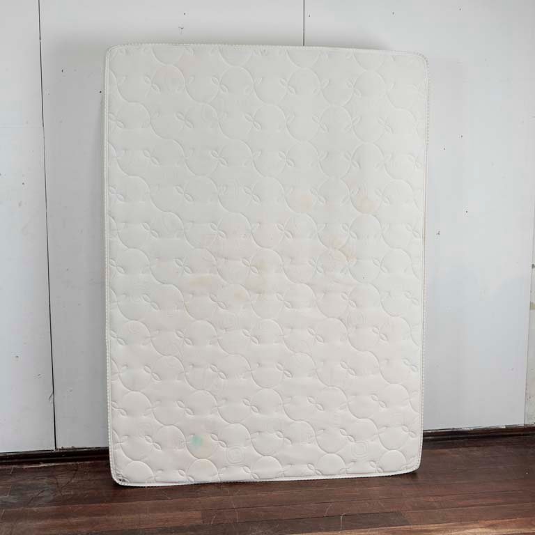 Lote siguiente: Colchón de 2 plazas con detalles y manchas