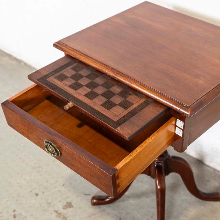 Mesa de luz inglesa con pie central y tablero de ajedrez - imagen 2