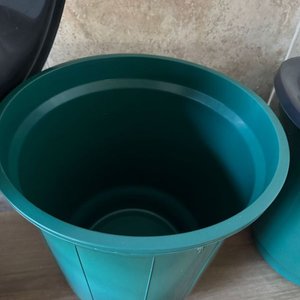 Dos Tachos de Basura Verdes con Tapa Negra - imagen 3