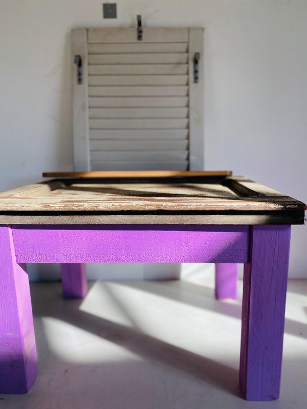 Perchero rústico y mesa ratona en madera para decorar tu hogar - imagen 1