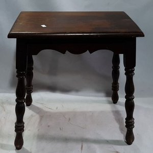 Lote anterior: Mesa Ratona Patas Torneadas Madera Oscura