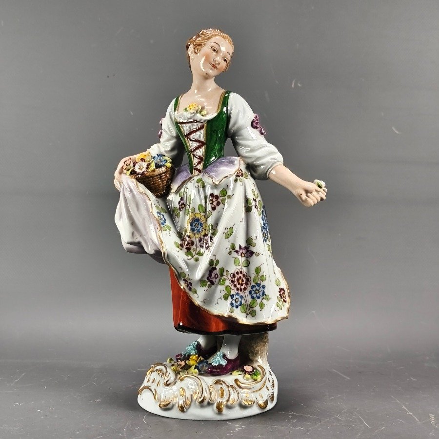 Figura de dama antigua en porcelana Sitzendorf - imagen 2