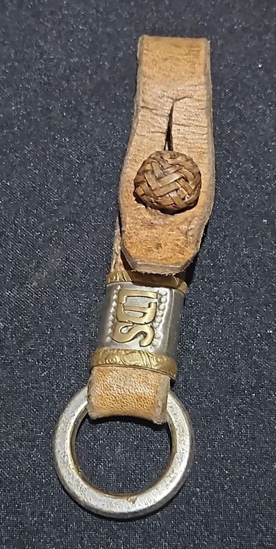 Llavero de Cuero con Detalle Trenzado y Grabado DS - imagen 1