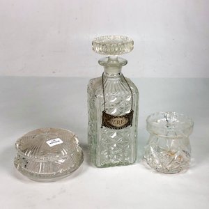 Lote siguiente: Juego de Cristalería Antigua: Botellón con Chapa "Jerez" y Dos Alhajeros