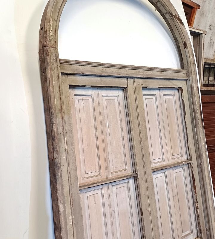 Ventana antigua arqueada de cedro con postigos y puertas batientes - imagen 3