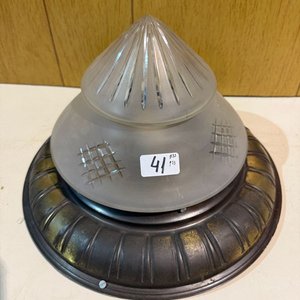 Lote siguiente: Aplique de Techo Antiguo con Tulipa Labrada y Detalles Metálicos