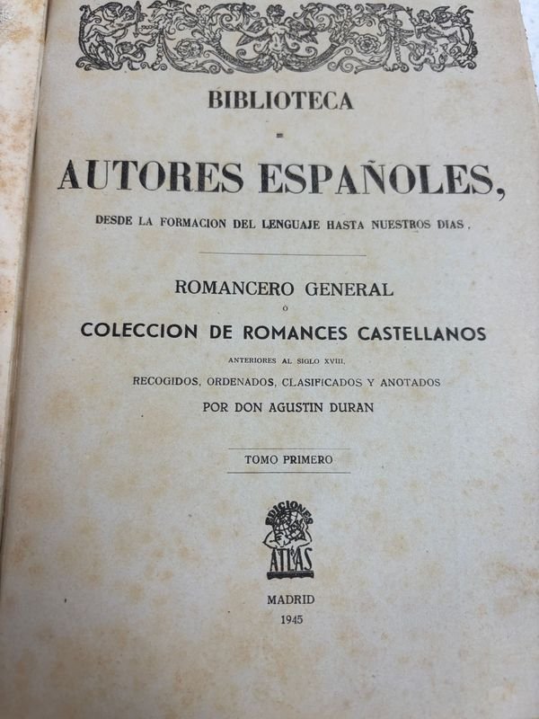 Libros antiguos de autores españoles con esculturas en mano y dedo - imagen 3