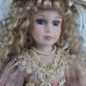Muñeca de Porcelana Estilo Victoriano con Vestido Rosa Antiguo y Accesorios - imagen 3