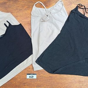 Lote de Ropa Femenina: Chaqueta, Musculosas, Canguro, Short y Más - imagen 10