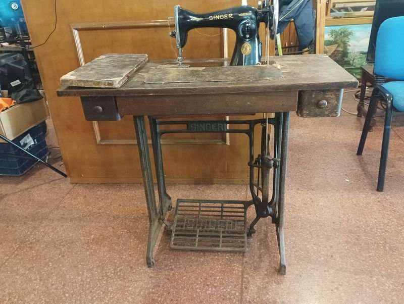 Lote siguiente: Máquina de coser Singer