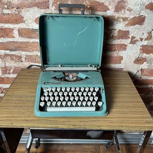 Máquina de Escribir Olivetti Lettera 82 Vintage con Estuche - imagen 6