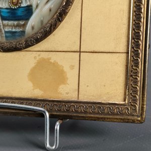Par de Miniaturas Pintadas a Mano y Firmadas con Marcos de Bronce Estilo Francés - imagen 11