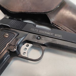 Réplica Colt 1911 CO2 con Funda de Cuero - imagen 2