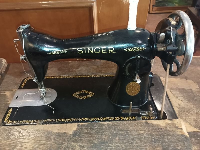 Máquina de coser Singer antigua - imagen 2