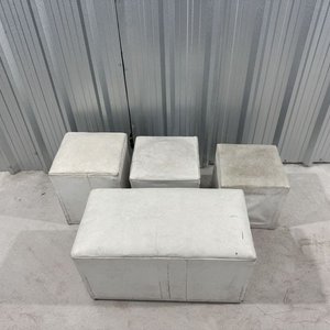 Lote siguiente: Lote de 4 poofs o banquetas blancas con estructura de madera