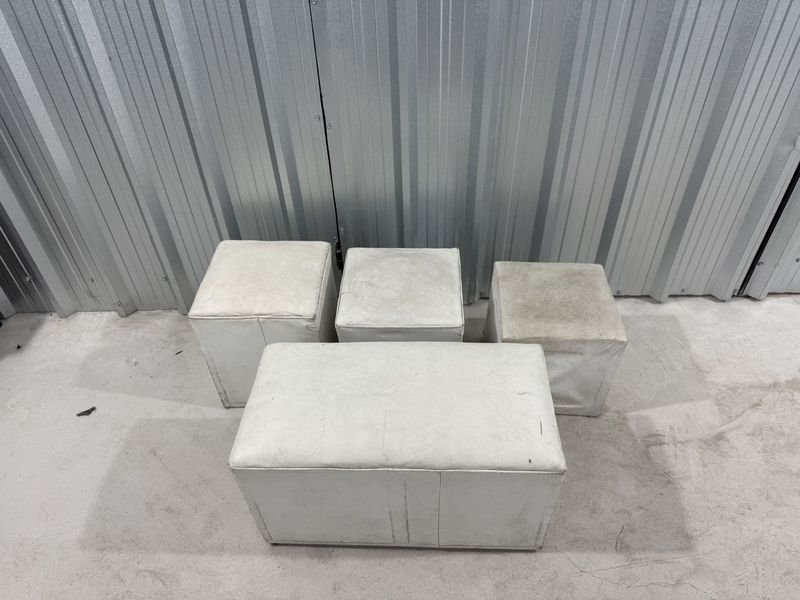 Lote de 4 poofs o banquetas blancas con estructura de madera