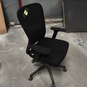 Silla de Oficina Negra con Respaldo de Malla y Ruedas - imagen 4