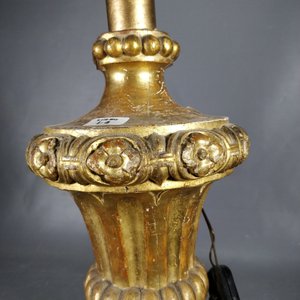 Lámpara de mesa antigua de madera tallada, dorada, con pantalla y detalles de época - imagen 3