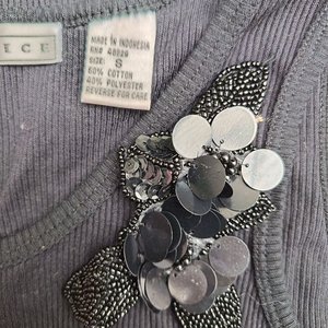 Lote de Ropa Femenina: Jeans con Tachas y Remeras Variadas - imagen 3