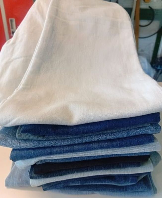 Ropa de jeans unisex en buen estado